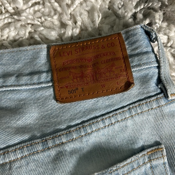 Destroyed light wash jeans, super cute but too small for me. Zip up bottoms - Picture 3 of 7